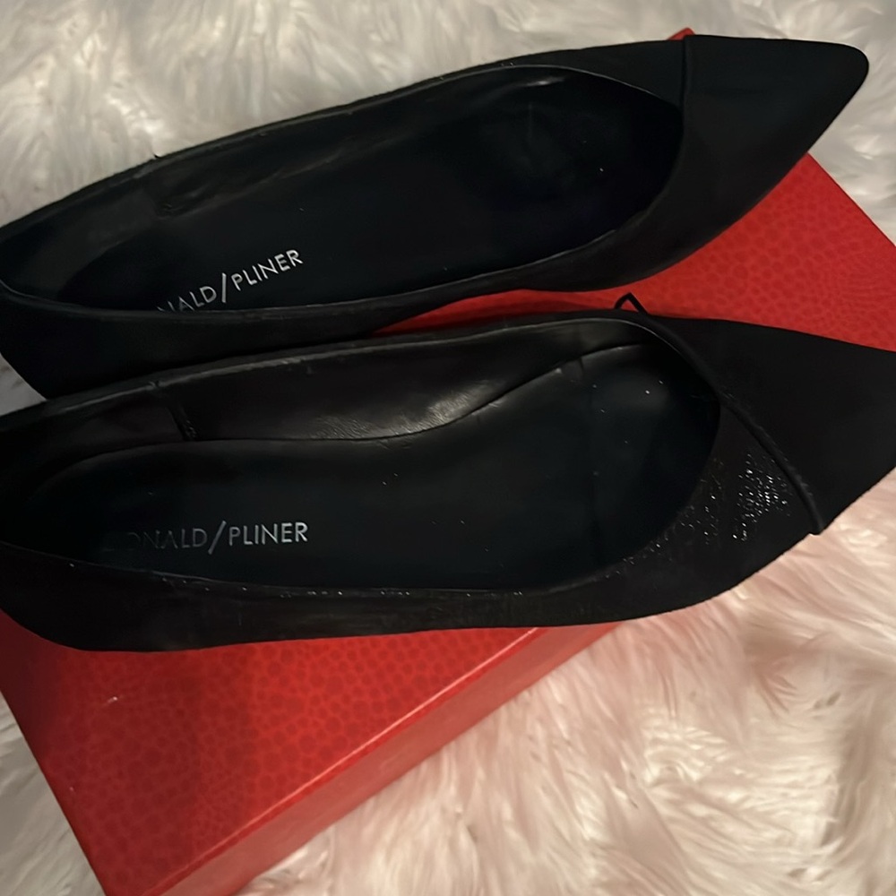 Donald J. Pliner Black Palma Point Toe Leather
Suede Skimmer Flats Size 7.5 - Picture 2 of 6